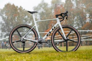 Aerogravel FLU velvet grey 🩶 Spokes @xentis_wheels ✅ Italské sedla @sellerepente ✅ Nová sada @sramroad RED ✅ Novinky 2025...