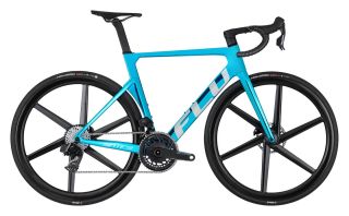 FLU RD AERO 25 🩵 ✅ Unikátní zrcadlový modrý chrom design ✅ Novinka model NOMAD ručně vyráběné sedlo @sellerepente ✅ Nově...