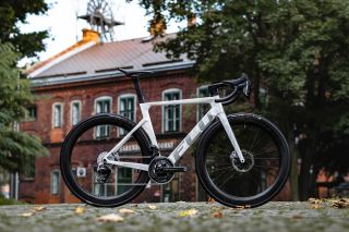 Naše nejostřejší AERO v nové Ice Crack White/Silver edici 🤍🩶 Protkané stříbrnými liniemi a doplněné kovově broušenými...